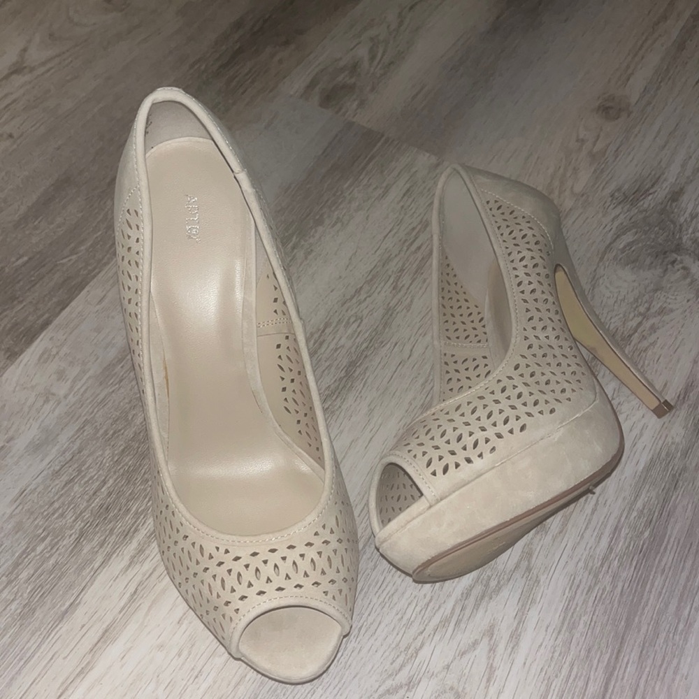CREAM HEELS